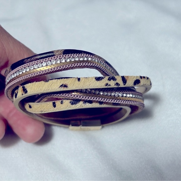 🤎BRAND NEW🤎 Chic Wrap Around Animal Print, Leather and Diamond Bracelets (2) - Picture 3 of 7